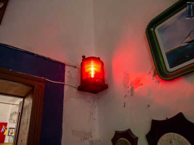 Quello di colore rosso � il fanale laterale di sinistra e indica di fermarsi...